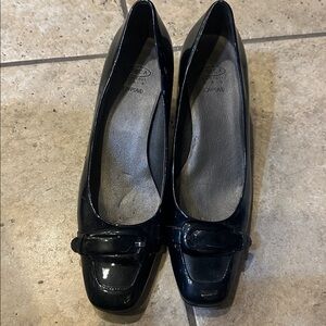 Joan & David Black Patent Leather Kitten Heels W 9.5